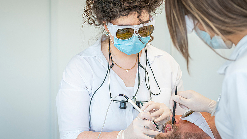 Zahnärztliche Behandlung mit Laser