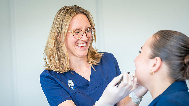Zahnärztliche Behandlung mit Laser